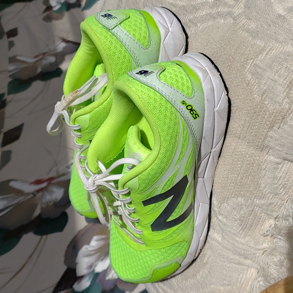 New Balance 590v5 sneakers. Size 8. Lightweight